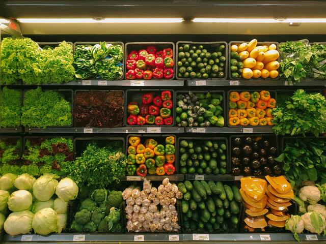 Etalage de fruits et légumes dans un supermarché.