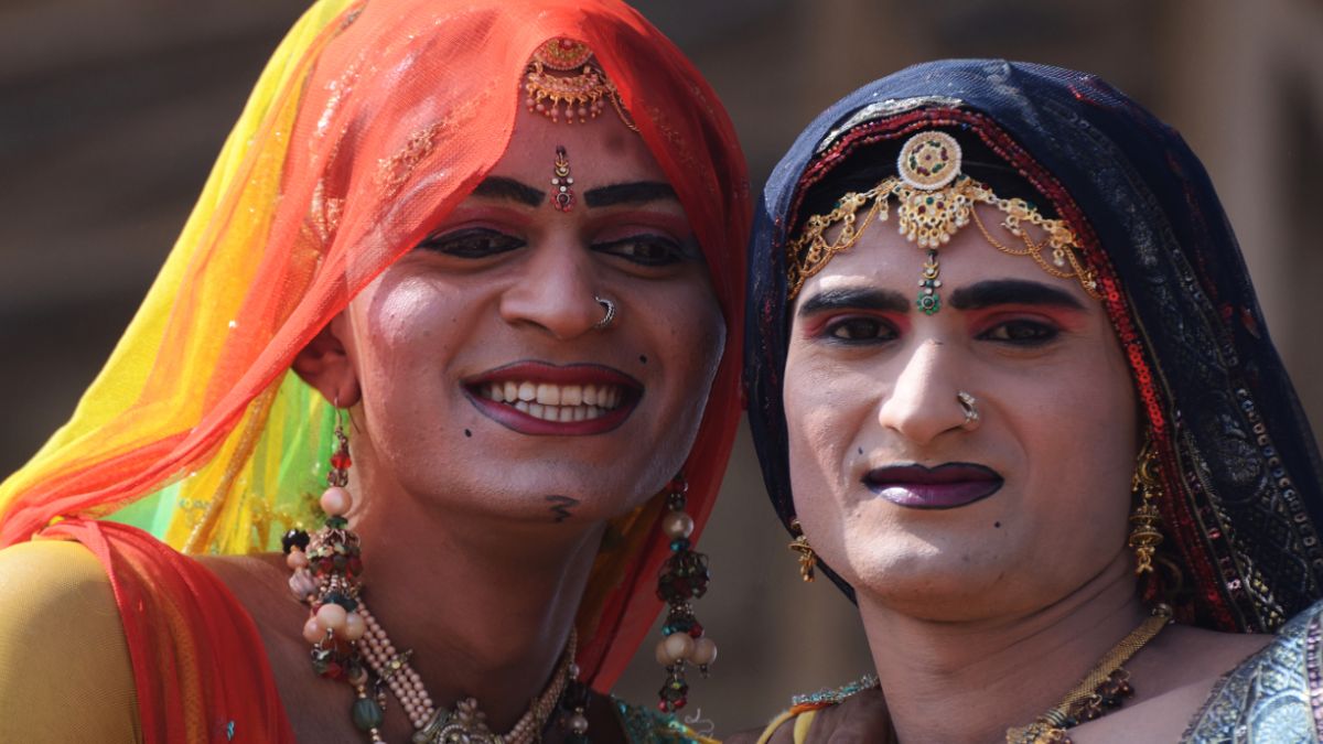 deux hijras vêtues de saris posent pour une photo